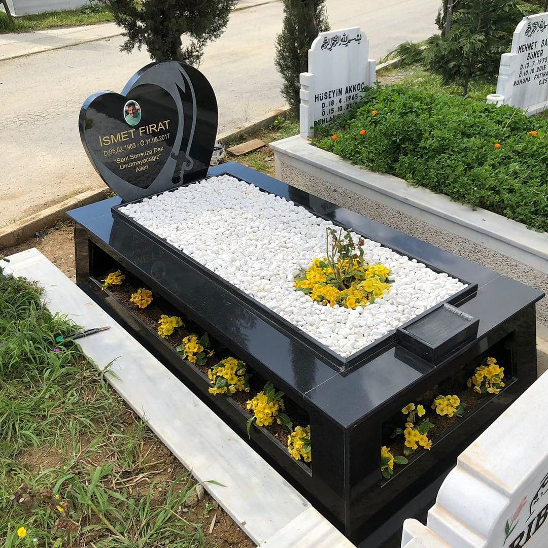 Mermer atölyesinde usta işçiliği ve doğal ışık süzmesi