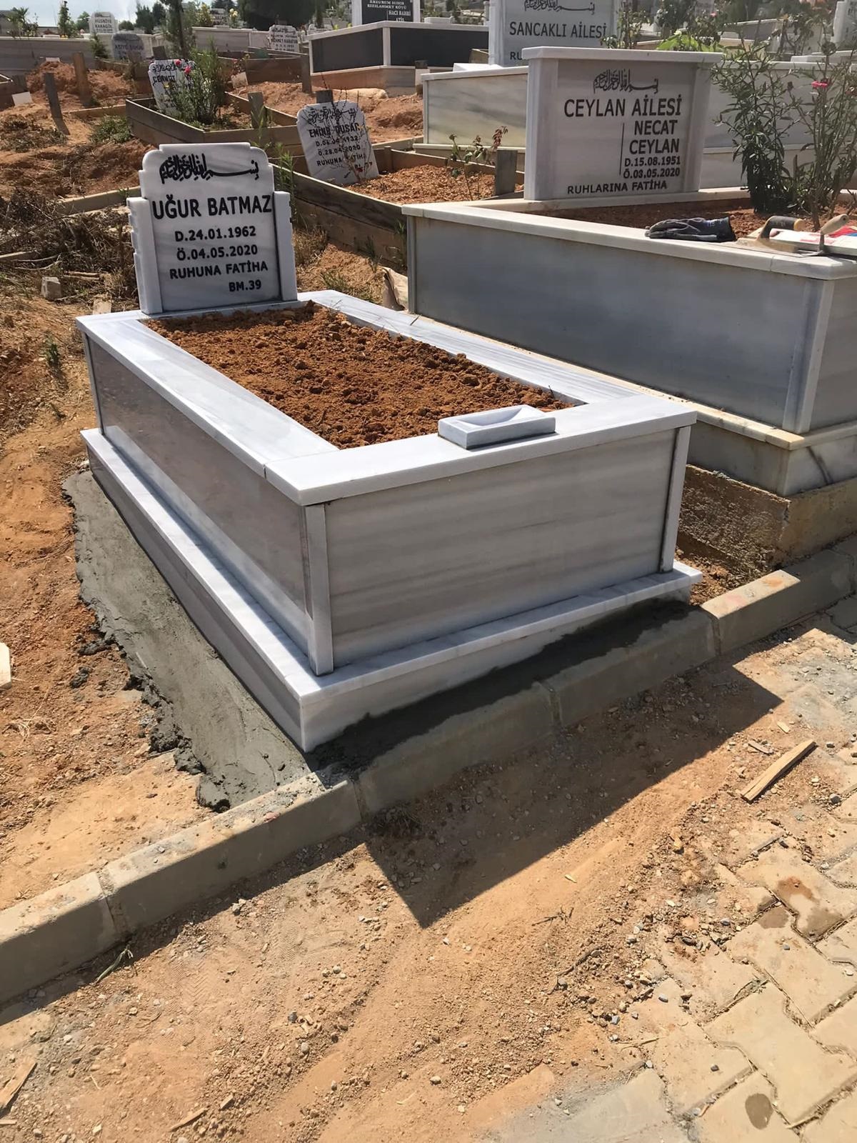 Afyon Şeker mermerinden yapılmış asalet serisi mezar taşı