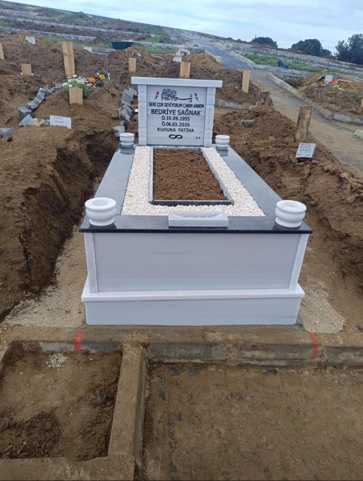 Afyon Şeker mermerinden yapılmış asalet serisi mezar taşı